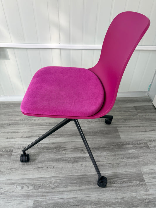Modern rolling office chair view 2