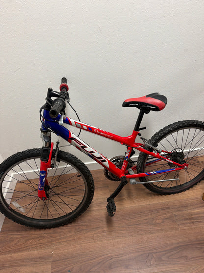 Fuji Blaster Kids Mountain Bike — Front Suspension, SRAM Shifters, 20"