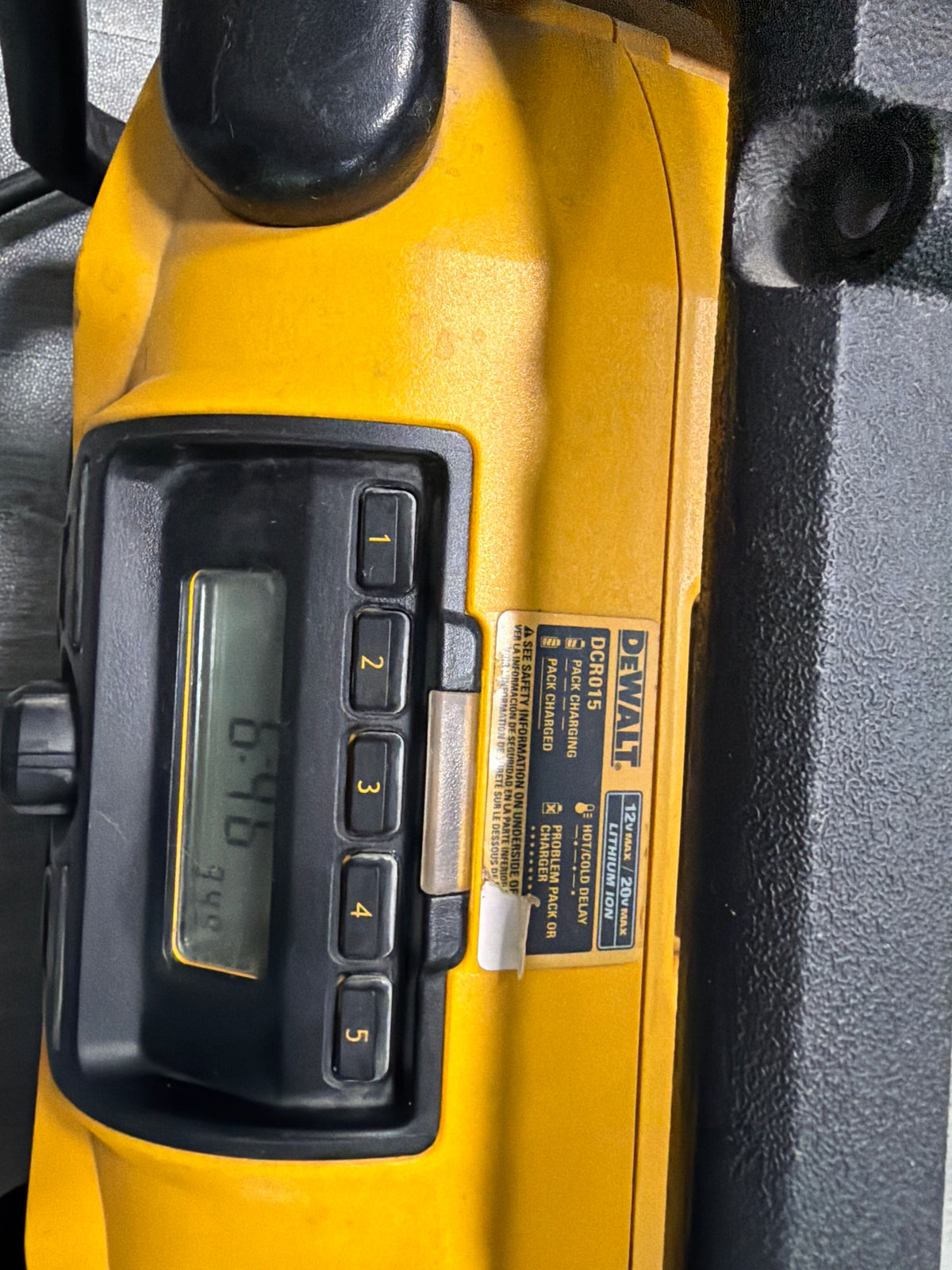 DeWalt DCR015 Jobsite Radio/Charger — AM/FM, 12V/20V MAX