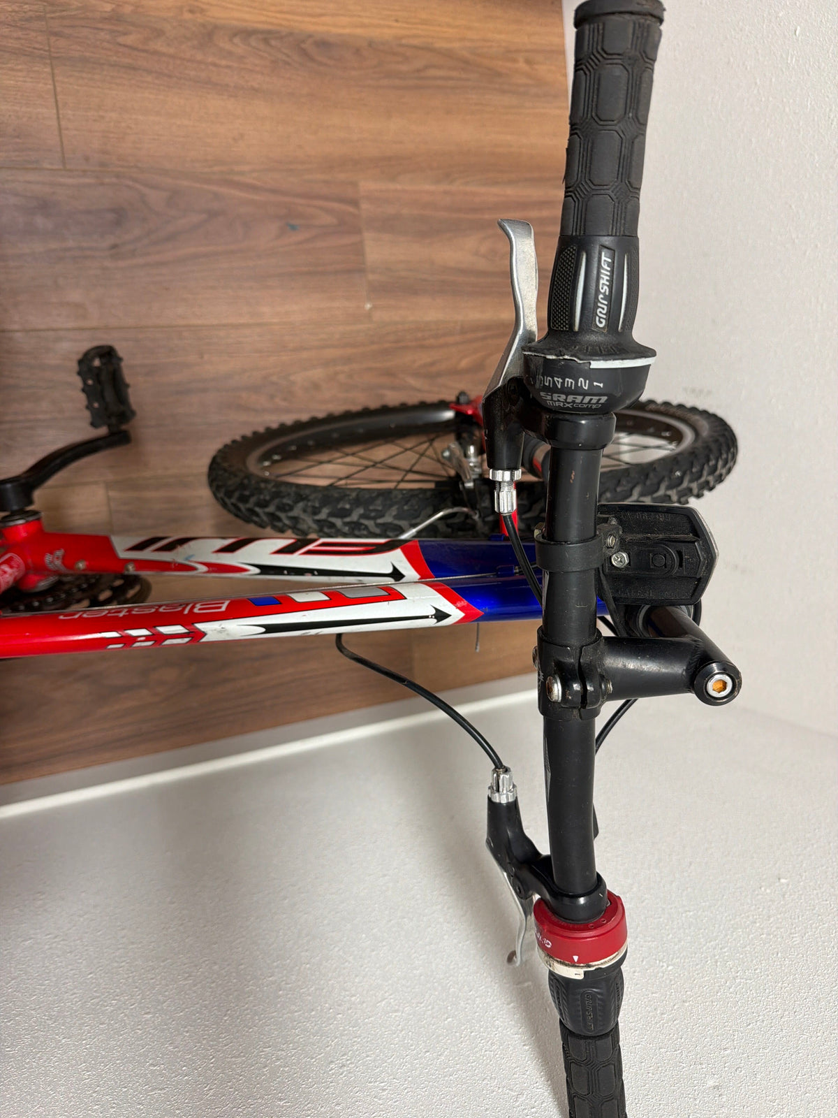Fuji Blaster Kids Mountain Bike — Front Suspension, SRAM Shifters, 20"