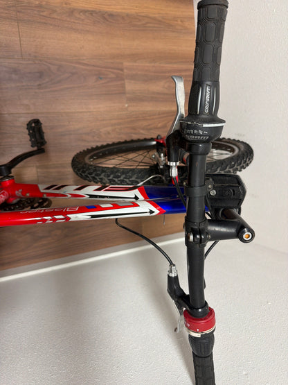 Fuji Blaster Kids Mountain Bike — Front Suspension, SRAM Shifters, 20"
