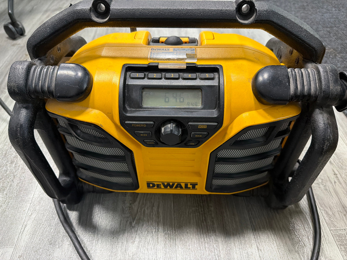 DeWalt DCR015 Jobsite Radio/Charger — AM/FM, 12V/20V MAX