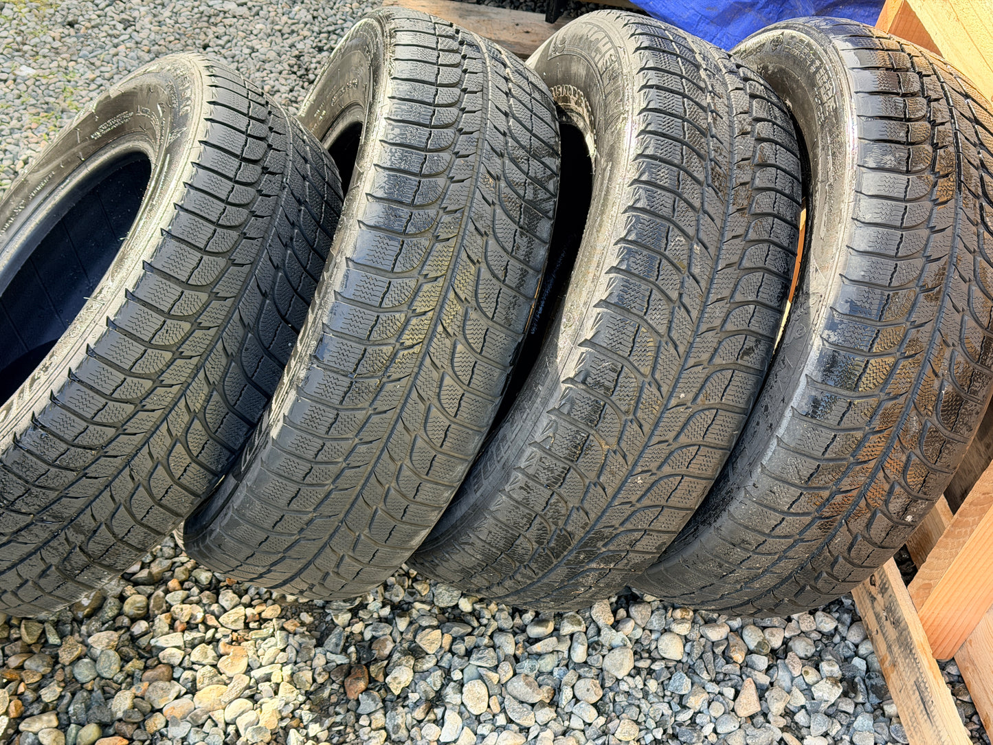 Michelin X-Ice Xi3 215/70R16 view 3