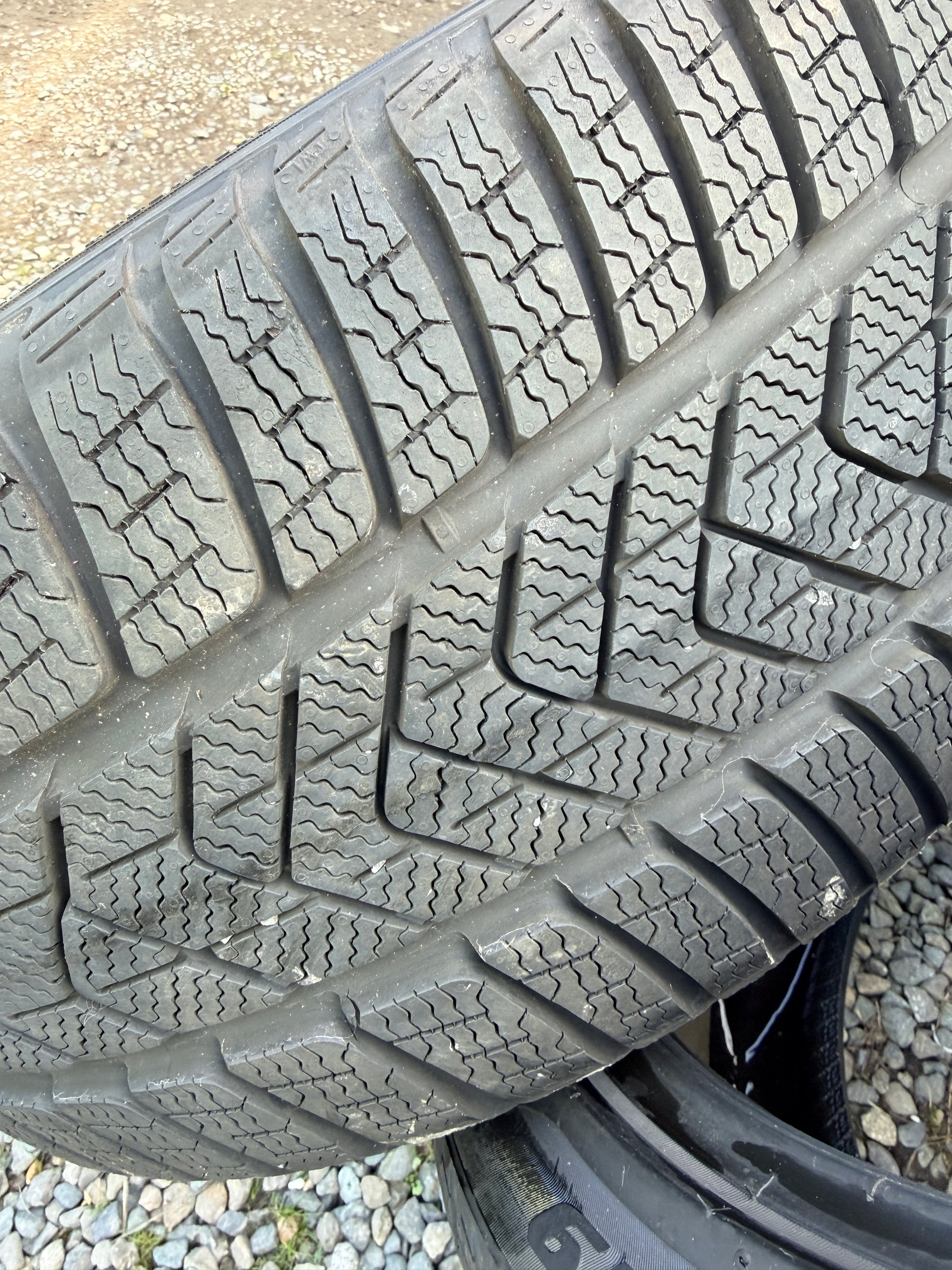 Michelin X-Ice Xi3 215/70R16 view 4
