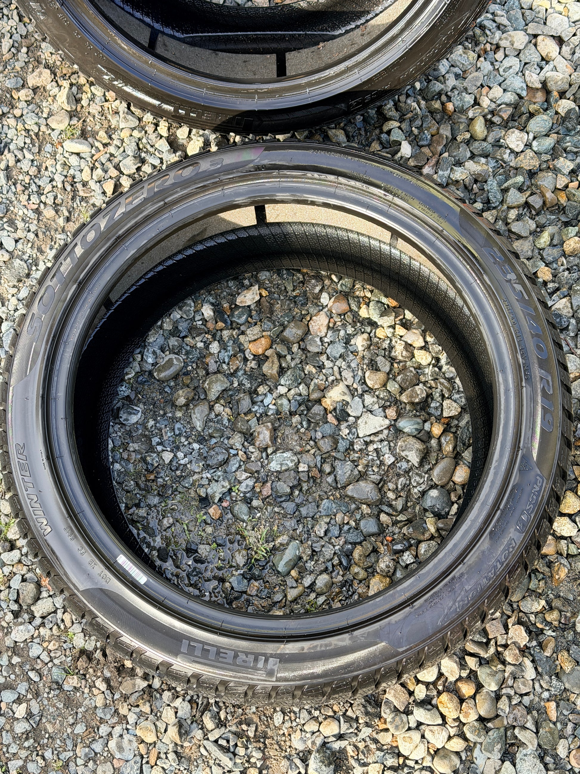 Pirelli Winter Sotto Zero III 235/40R19 view 2