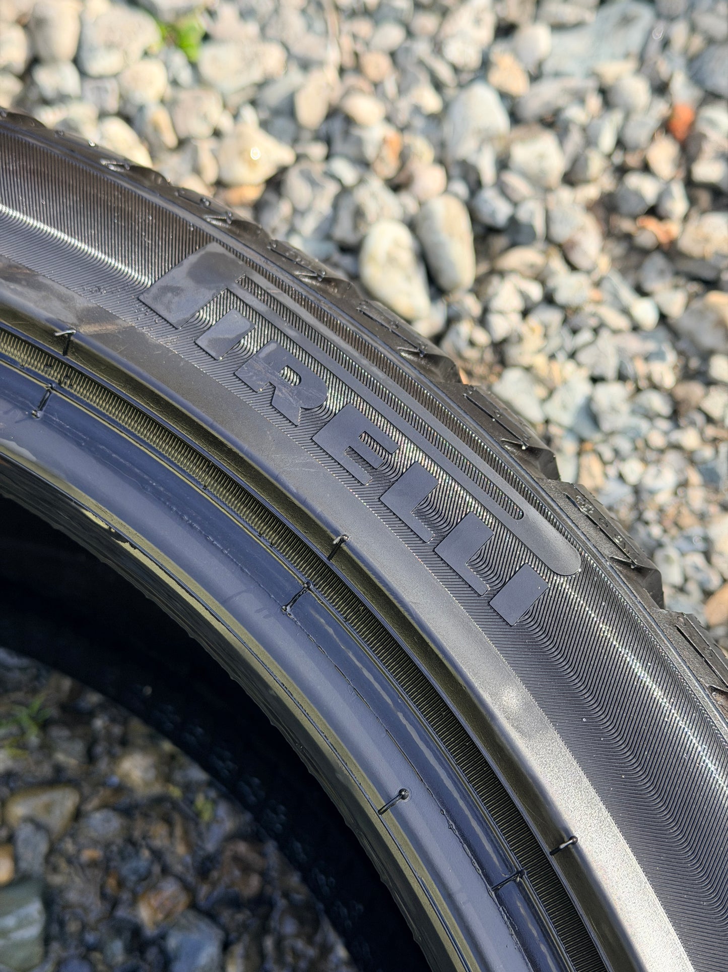 Pirelli Winter Sotto Zero III 235/40R19 view 3