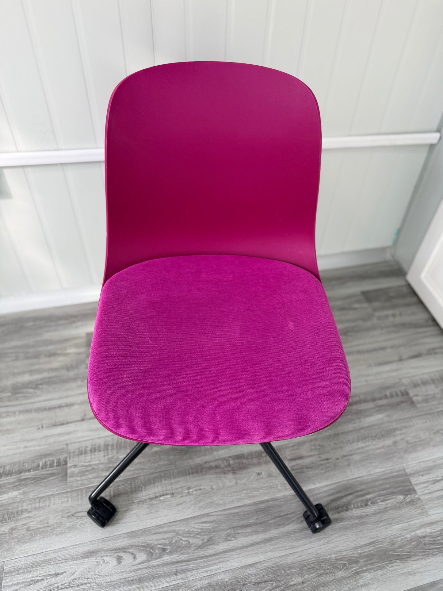 Modern rolling office chair view 1