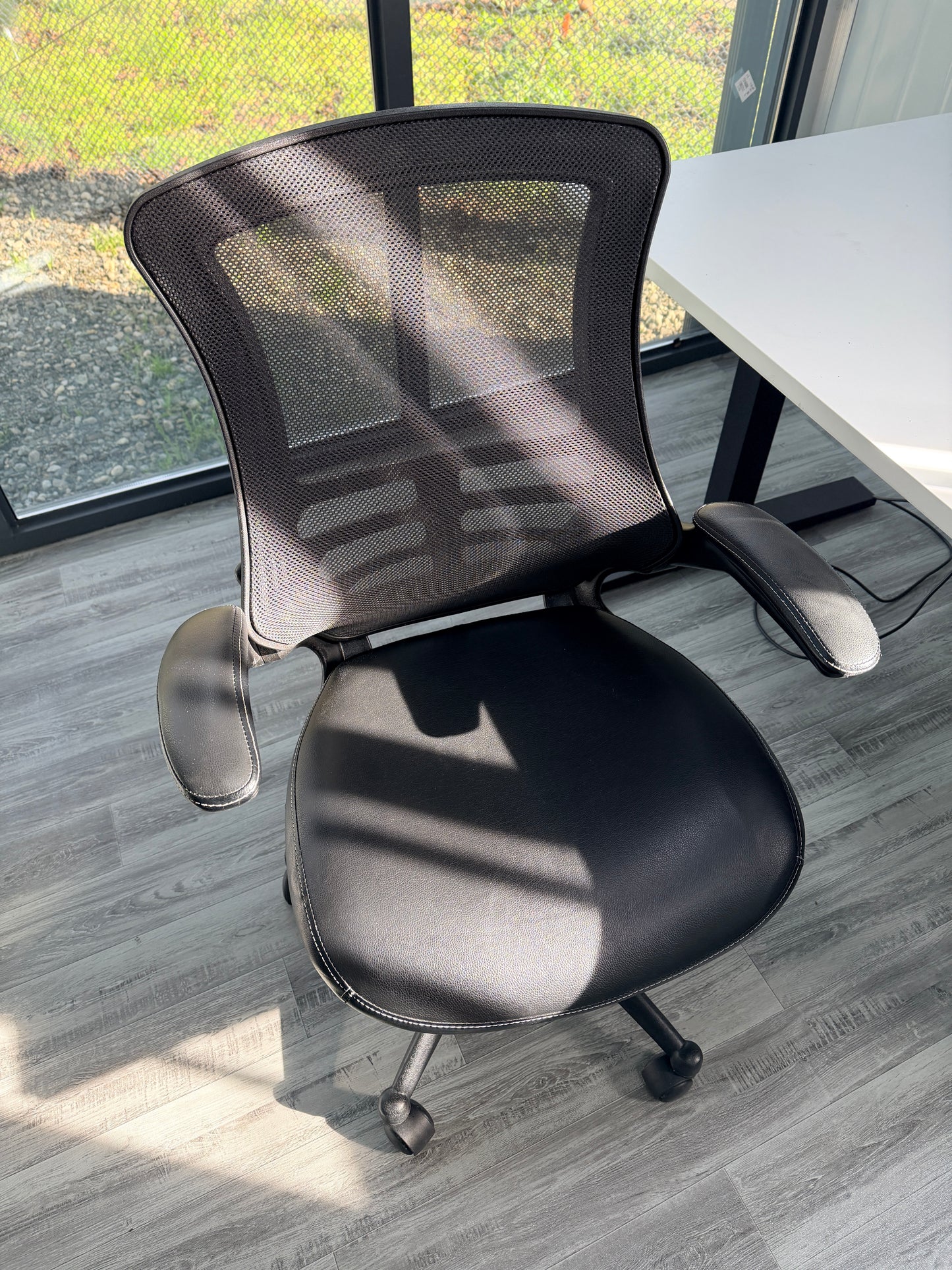 Modern rolling office chair view 3