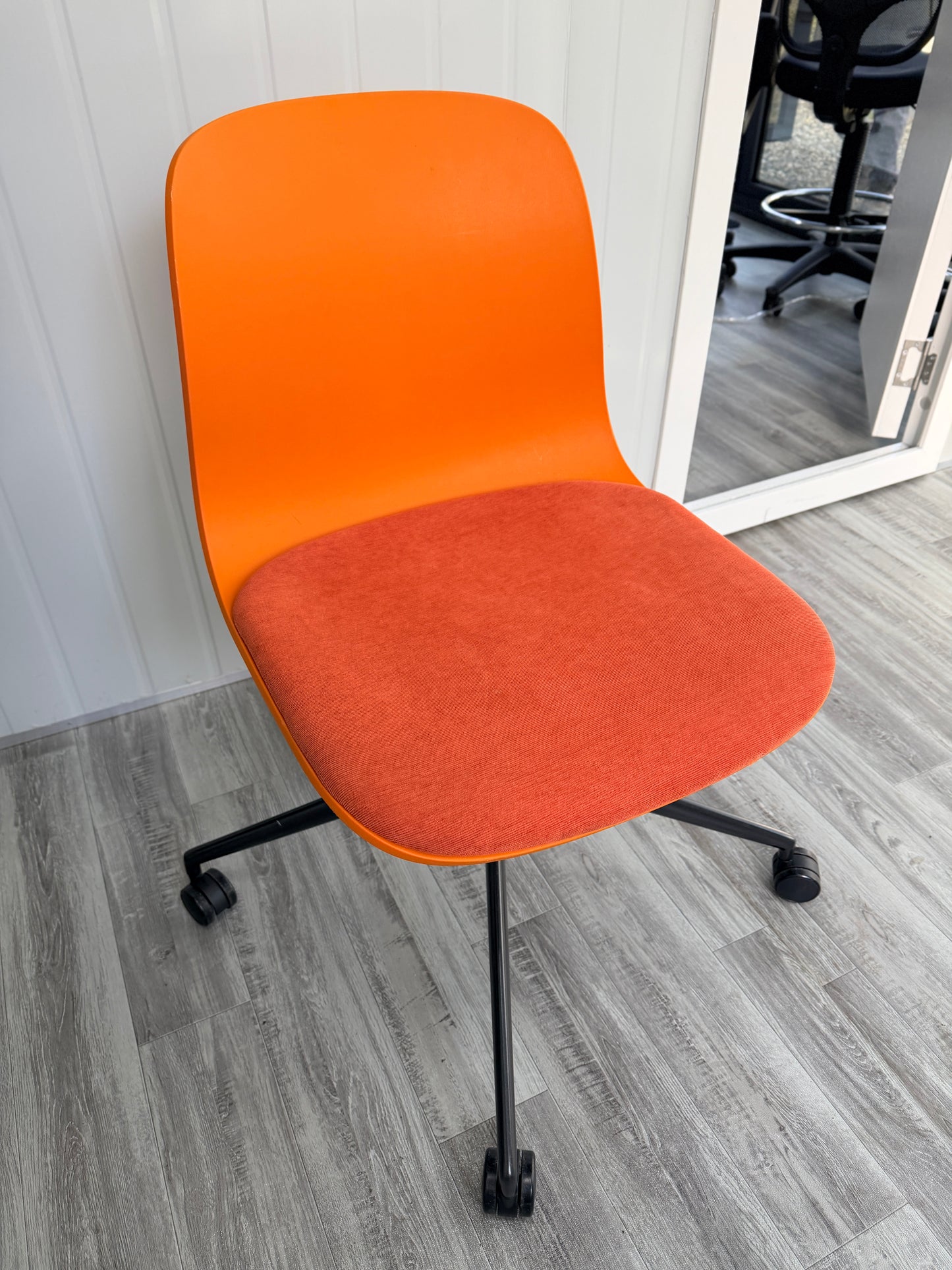 Modern rolling office chair view 5