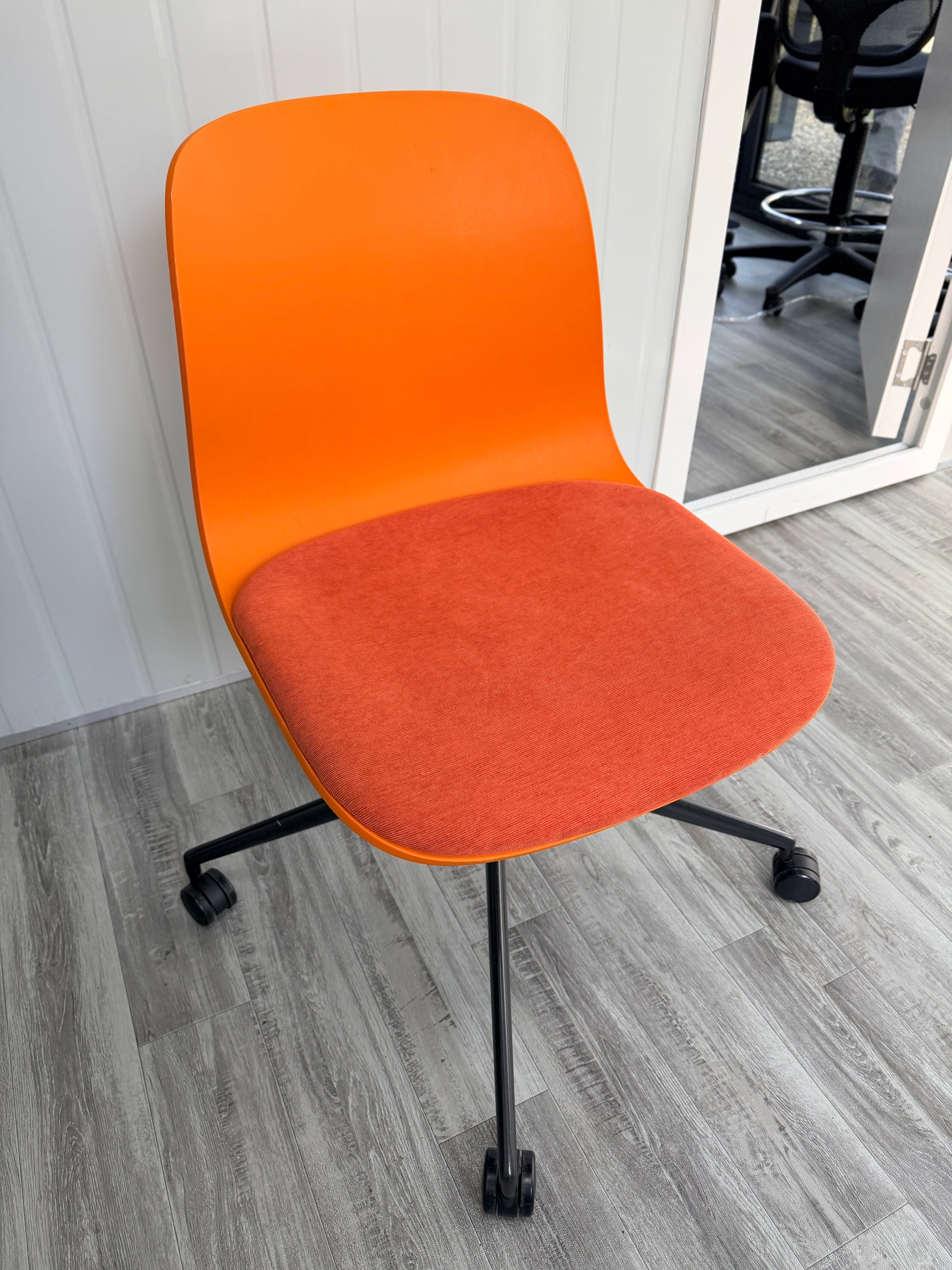 Modern rolling office chair view 5